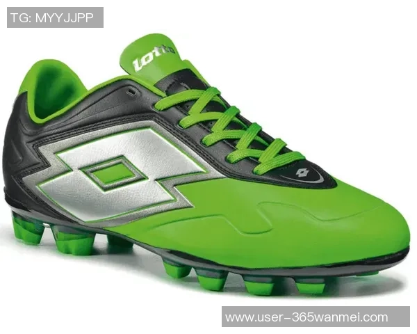 毒蜂与刺客足球鞋的完美结合助力球场表现提升